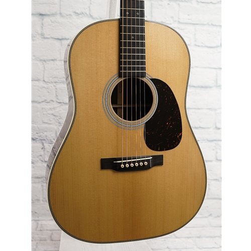 MARTIN USED CUSTOM SHOP HD28 VS GUITAR PREMIUM VTS SITKA TOP
SCALLOPED BRACING
MODIFIED V NECK
1 3/4" NUT