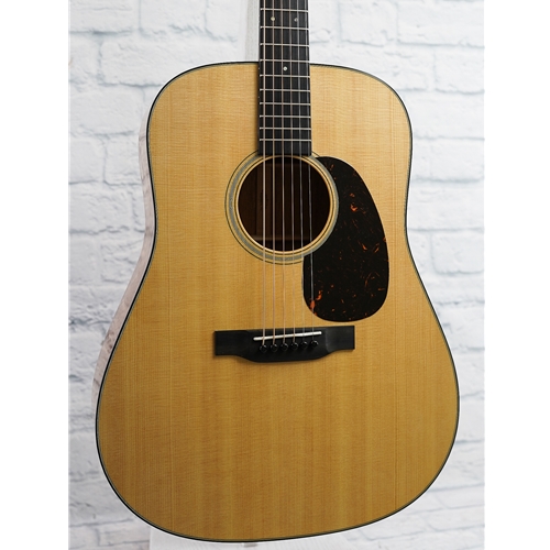 MARTIN D-18 GUITAR